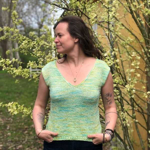 Basic Sommer Tee (V-hals) - Strikkeopskrift