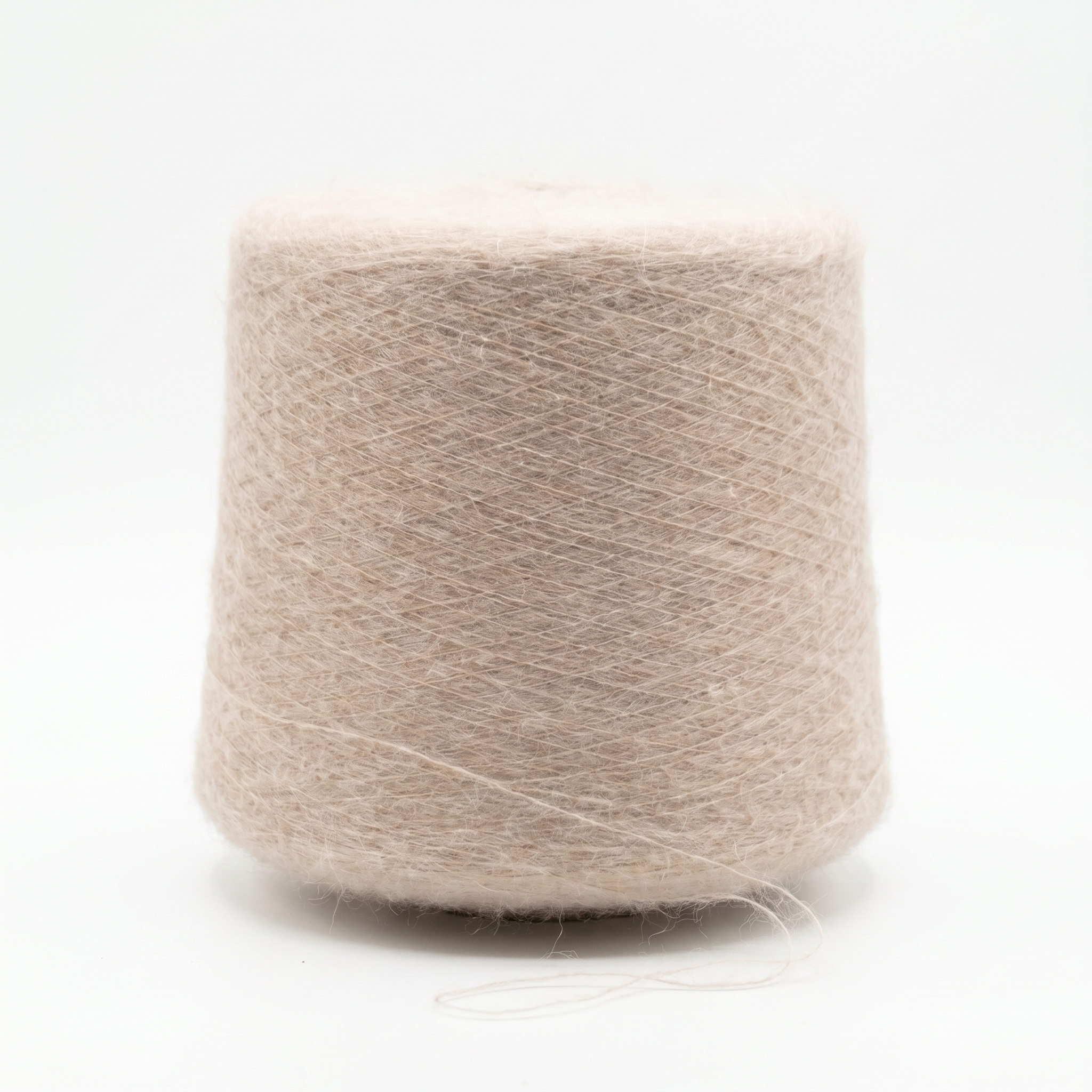 En stor cone med lyst beige, loddent garn på en hvid baggrund.
